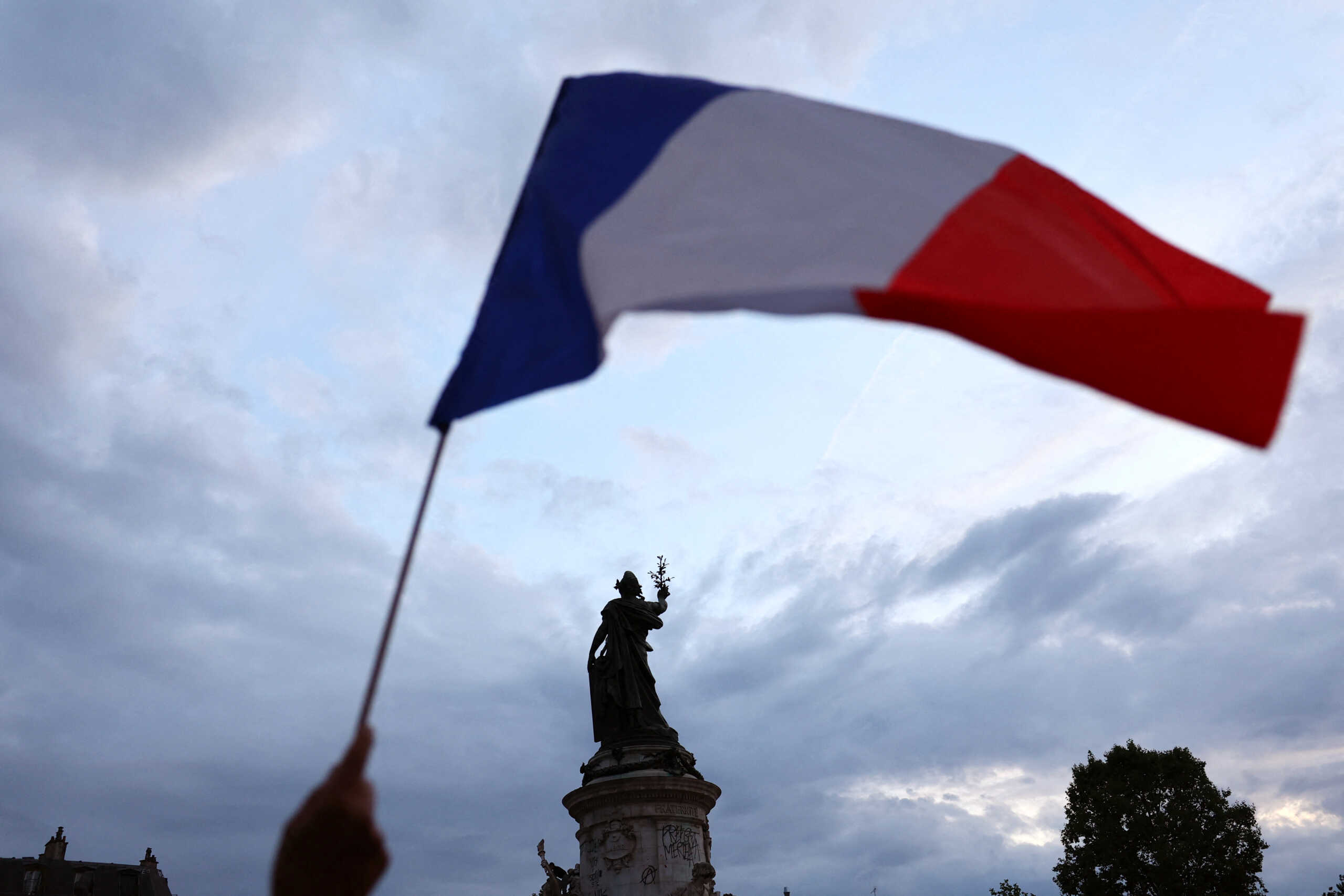 Γαλλία: Σε διπλή πολιορκία από Κομισιόν για έλλειμμα και χρέος