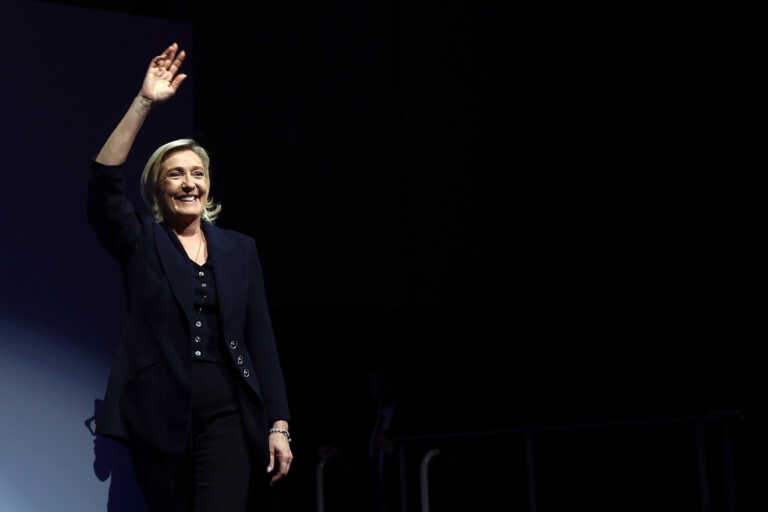 Γαλλία: Τουλάχιστον 200 υποψήφιοι αποσύρθηκαν από τον δεύτερο γύρο των βουλευτικών εκλογών για να μην νικήσει η Λε Πεν