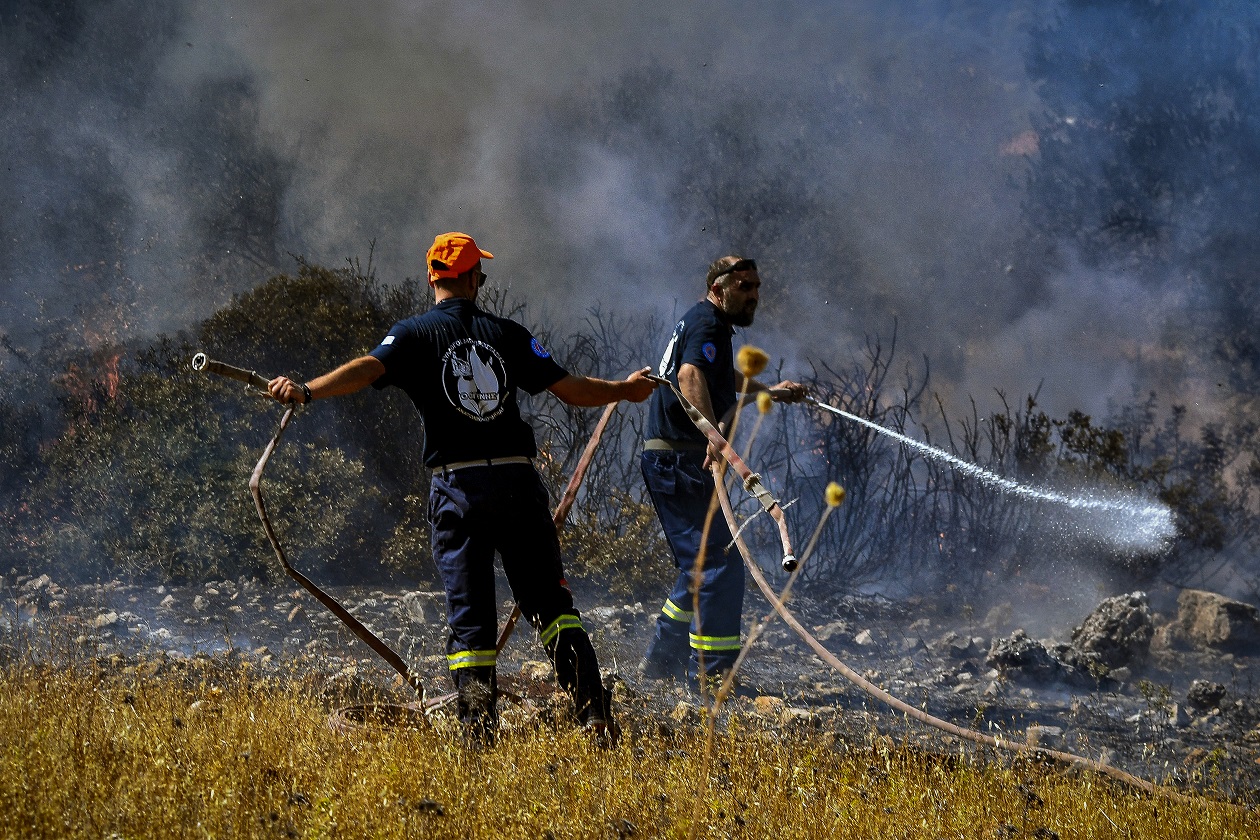 Φωτιά στο Μαρκόπουλο: Ξέσπασαν δύο διαφορετικές εστίες, σηκώθηκαν εναέρια μέσα