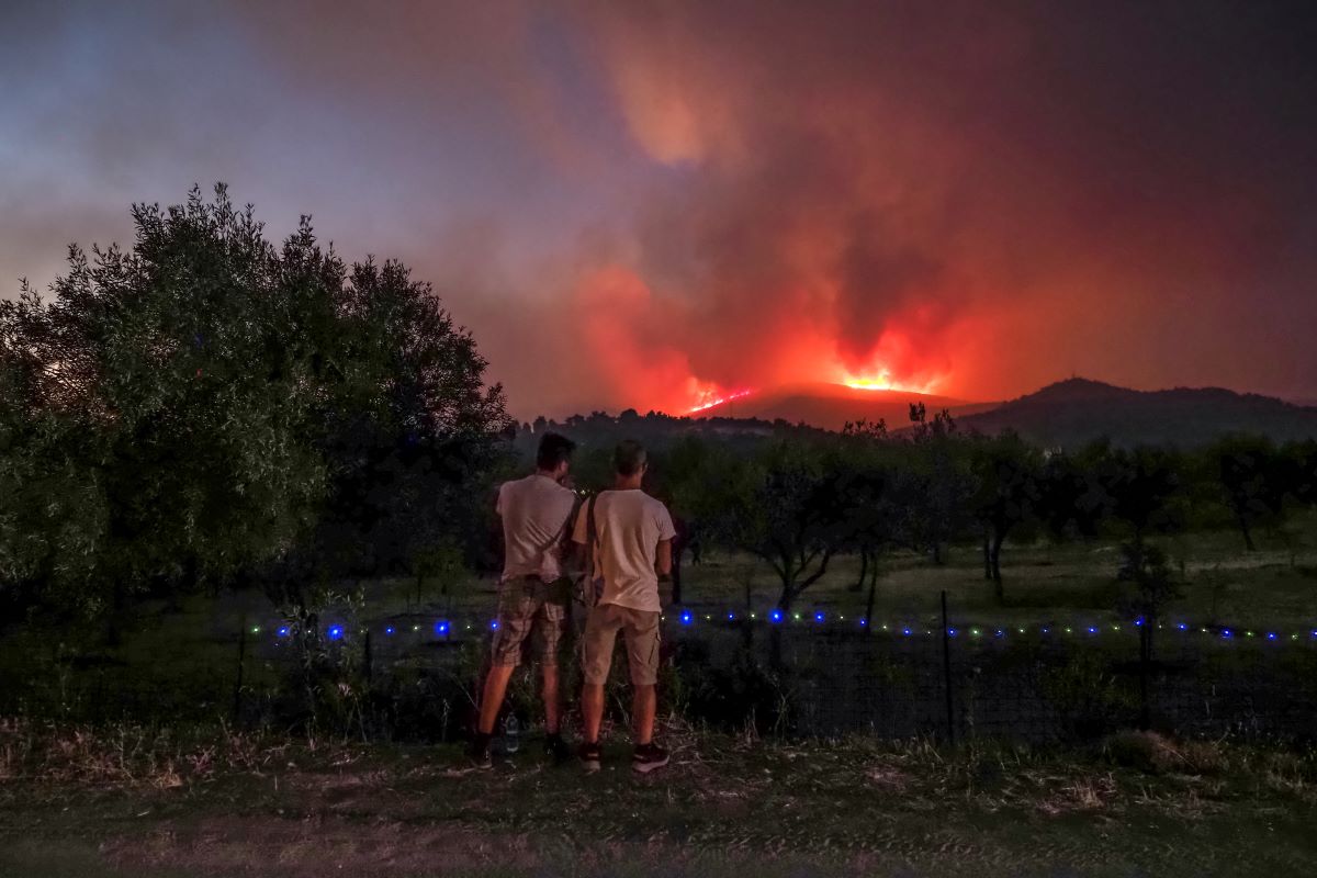Φωτιά στην Εύβοια: Ανεξέλεγκτο το πύρινο μέτωπο – Καίγεται πευκοδάσος, αντιπυρικές ζώνες για να μην επεκταθούν οι φλόγες