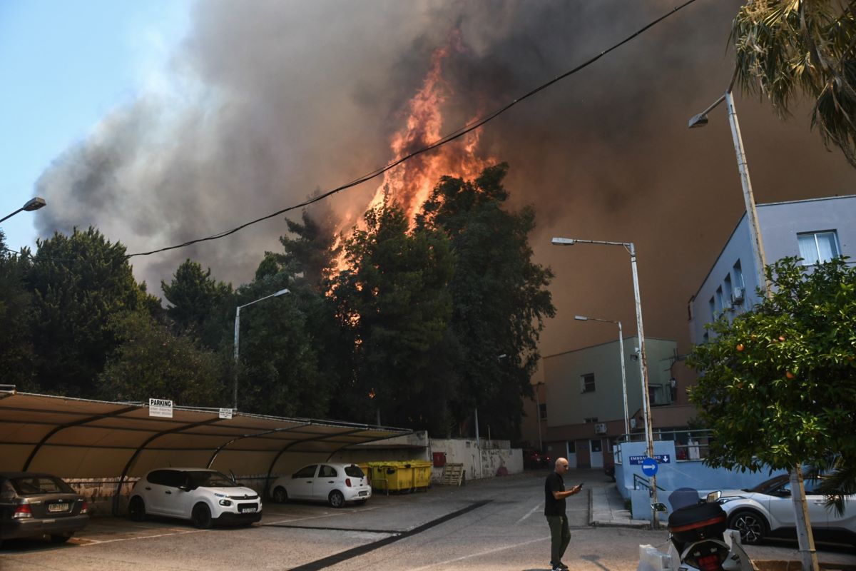 Φωτιά στην Πάτρα: «Αντιμετωπίστηκε μέσα σε 2 ώρες» λέει ο Βασίλης Κικίλιας και ευχαριστεί πυροσβέστες και εθελοντές