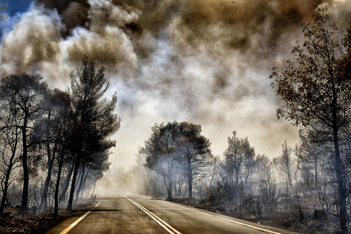 Φωτιά στο Σοφικό: Εθελοντής πυροσβέστης υπέστη καρδιακό επεισόδιο, φόβοι για αναζωπυρώσεις