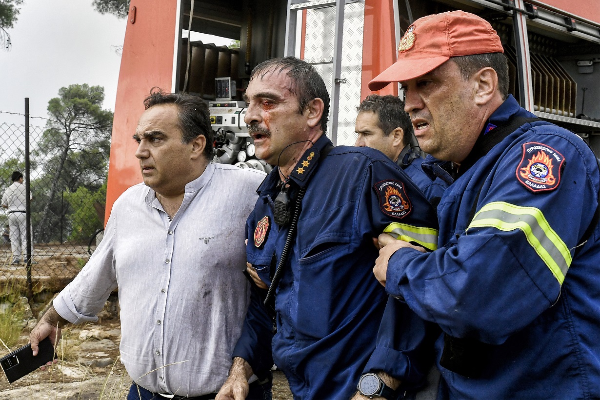 Φωτιά στο Σοφικό: Υποβασταζόμενος ο πυροσβέστης που τραυματίστηκε, ολονύχτια μάχη με τις φλόγες
