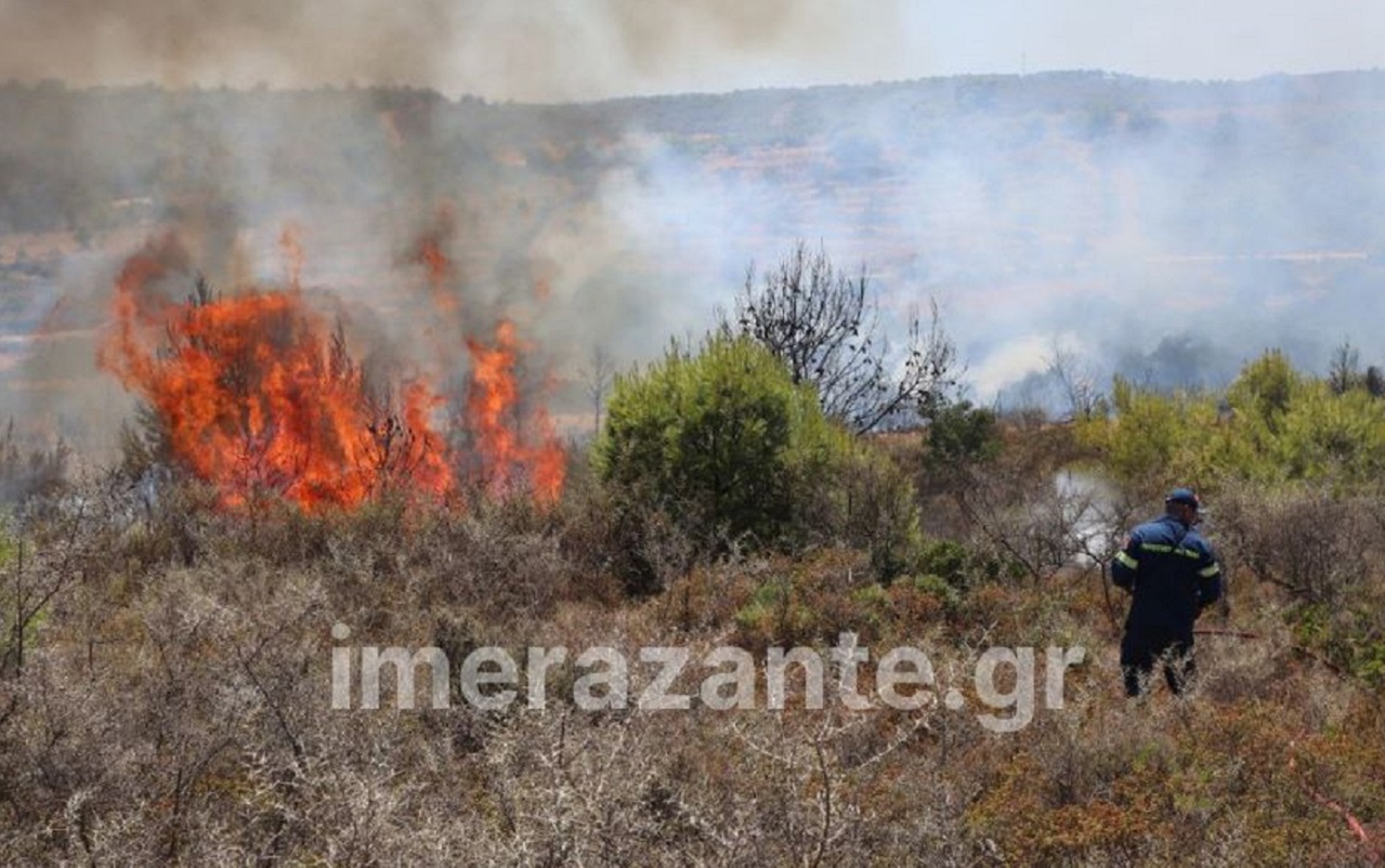 Φωτιά στη Ζάκυνθο στην περιοχή Αγαλάς, επιχειρούν εναέρια μέσα