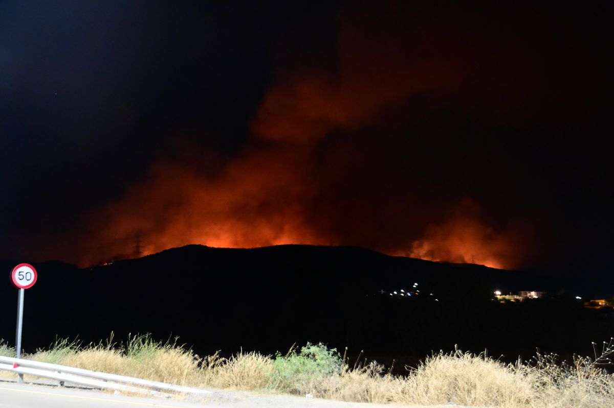 Φωτιά στην Εύβοια: Ολονύχτια μάχη για τον έλεγχο του πύρινου μετώπου πριν φυσήξουν και πάλι ισχυροί άνεμοι