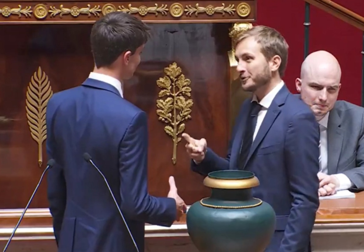 Γάλλος βουλευτής έπαιξε «πέτρα, ψαλίδι, χαρτί» για να μην χαιρετήσει ακροδεξιό συνάδελφό του