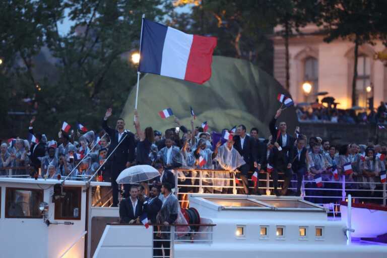 Η εκκωφαντική είσοδος της  Γαλλίας στην τελετή έναρξης των Ολυμπιακών Αγώνων