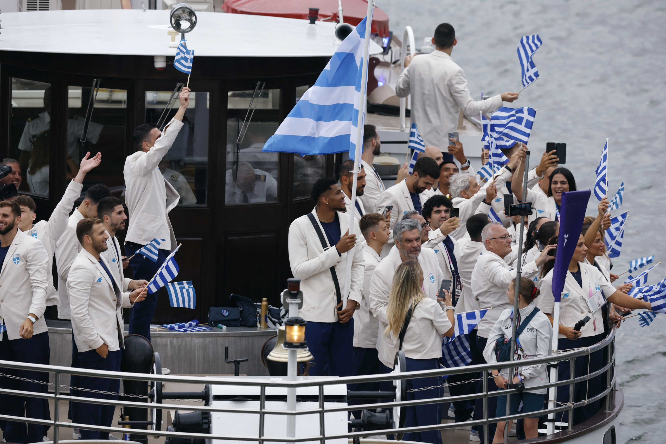 Τελετή έναρξης Ολυμπιακών Αγώνων: Η στιγμή της εισόδου των Αντετοκούνμπο – Ντρισμπιώτη και της ελληνικής αποστολής στον Σηκουάνα