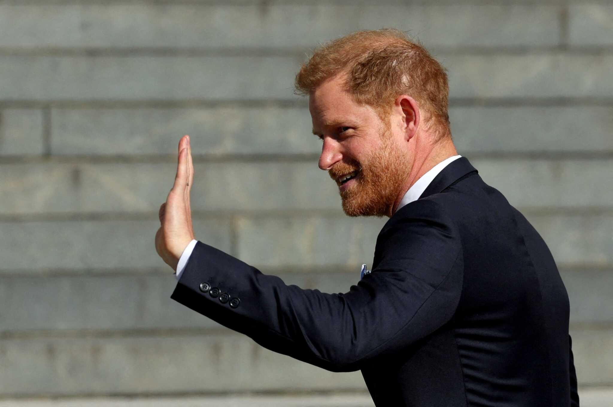 Ο πρίγκιπας Χάρι ρίχνει την ευθύνη στα βρετανικά μέσα για τις κακές σχέσεις με τη βασιλική οικογένεια