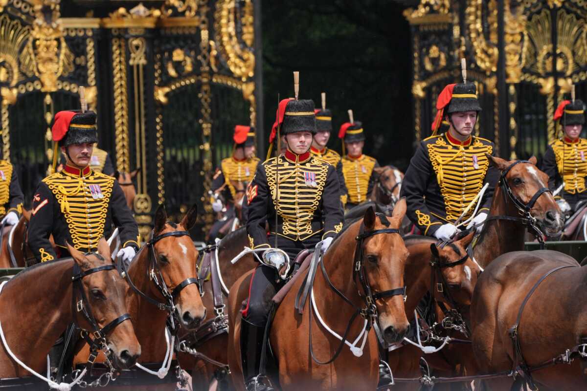Λονδίνο: Στρατιωτικά άλογα ξέφυγαν πάλι και έτρεχαν πανικόβλητα στο κέντρο της πόλης