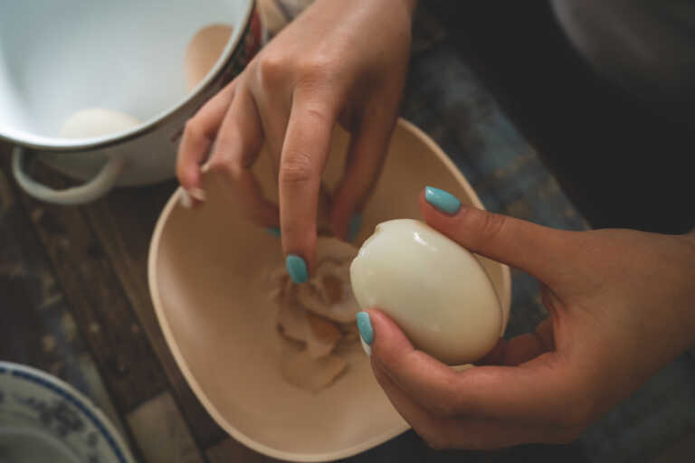 Το κόλπο για να ξεφλουδίζετε εύκολα και γρήγορα τα βραστά αυγά