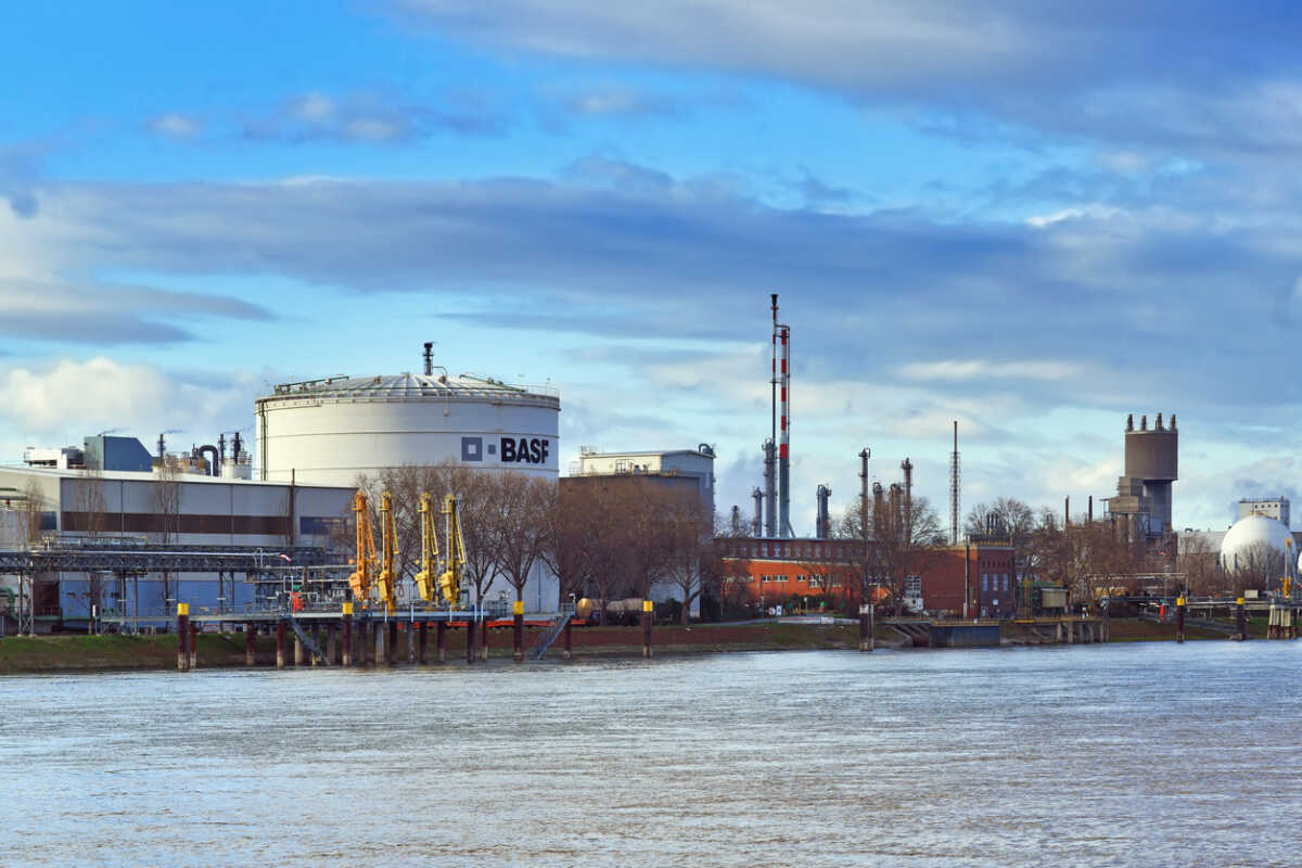 Γερμανία: Πώς η BASF παλεύει να ξεπεράσει την ύφεση της χημικής βιομηχανίας με ένα πρόγραμμα μείωσης του κόστους