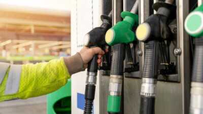 Γιατί μένει ψηλά η τιμή της βενζίνης – Οι 5 λόγοι που πληρώνουμε ακόμη ακριβά τη μετακίνηση με αυτοκίνητο