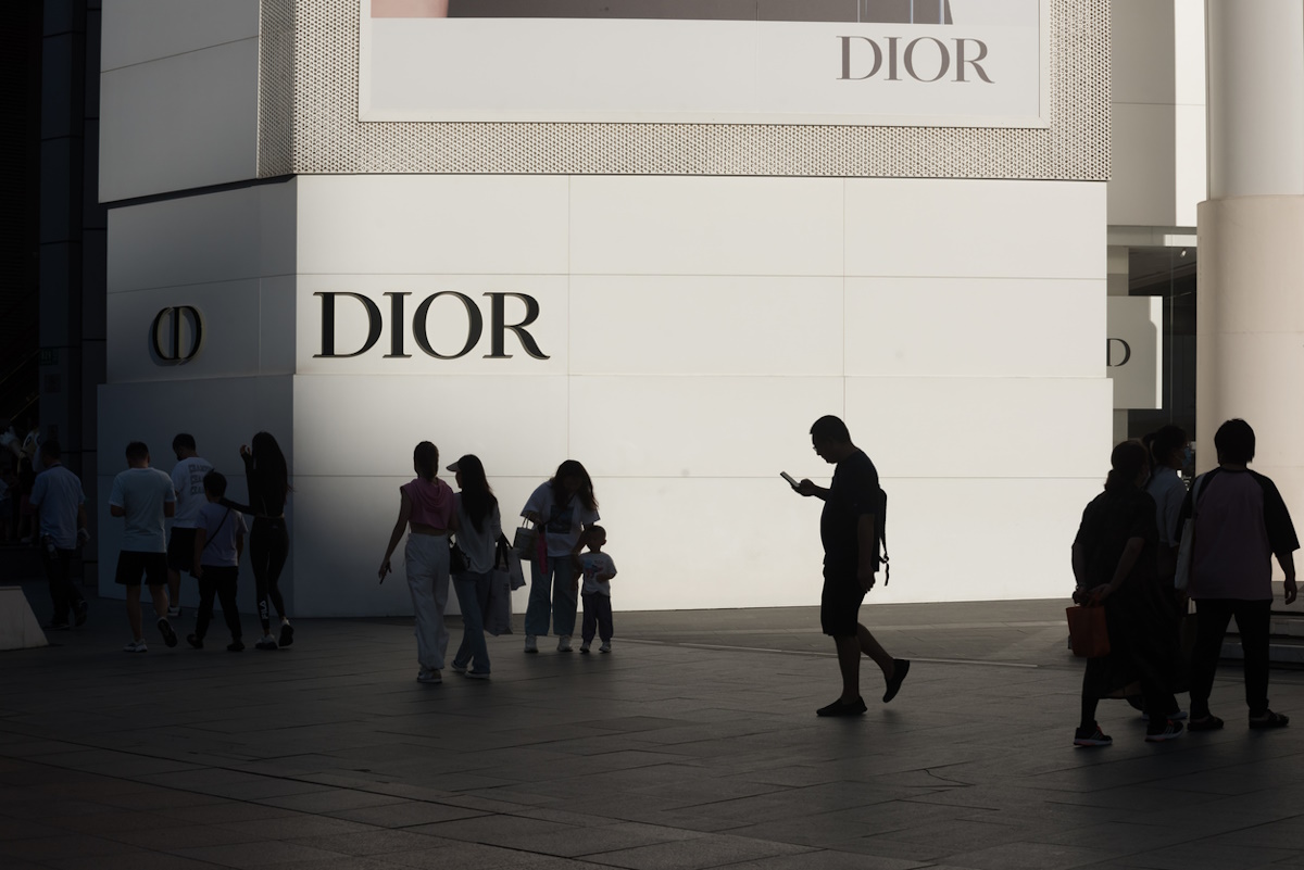 Ιταλία: Έρευνα κατά της Armani και της Dior για αθέμιτες πρακτικές σε βάρος εργαζομένων