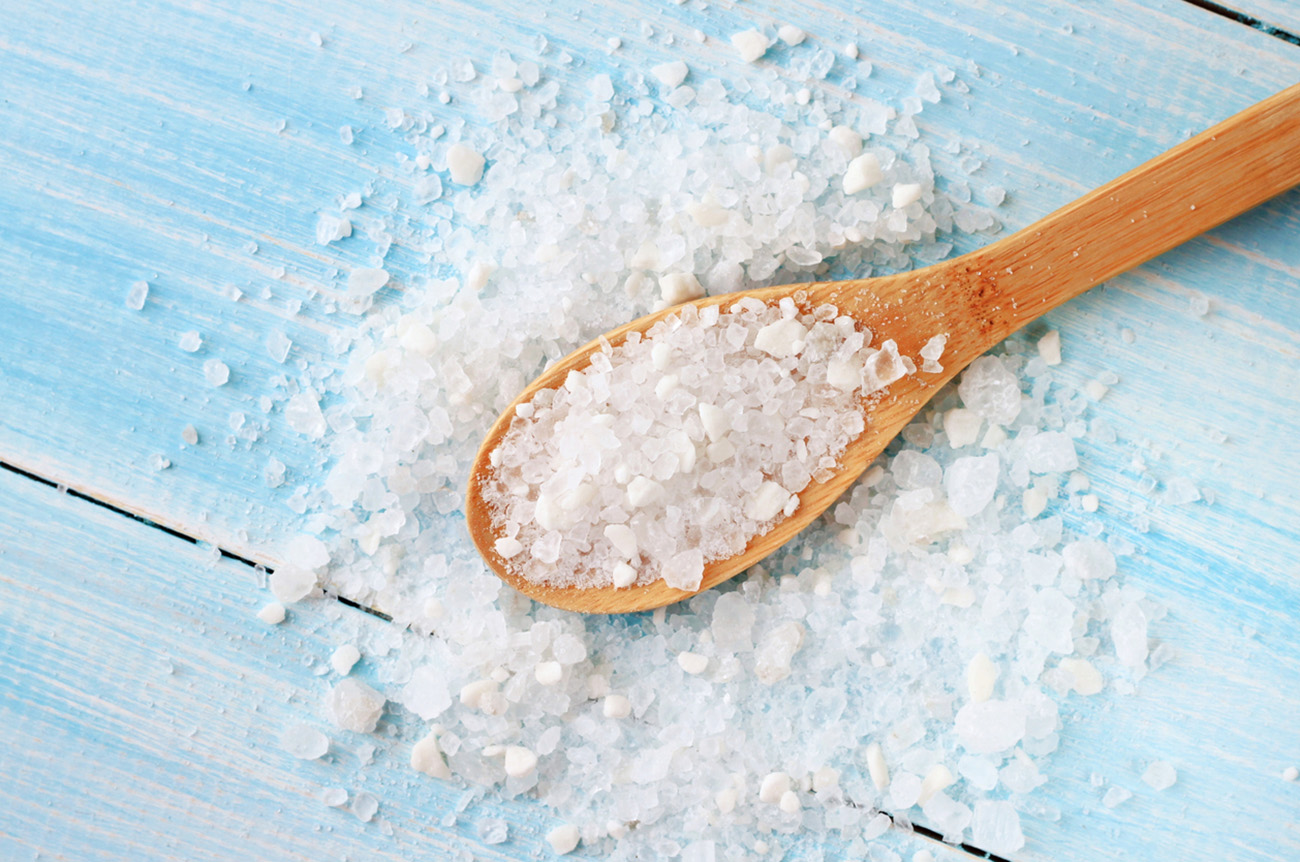 Πίεση: Τι μπορεί να συμβεί αν τρώμε ένα κουταλάκι αλάτι λιγότερο την ημέρα – Τι δείχνουν έρευνες