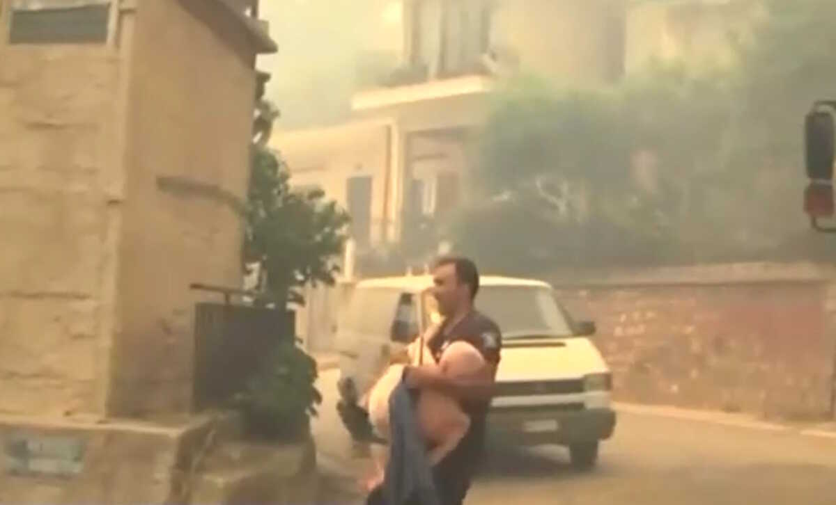 Φωτιά στην Πάτρα: Αστυνομικός κουβαλούσε στα χέρια ηλικιωμένο για να τον σώσει από τις φλόγες