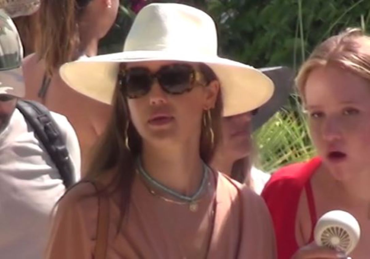 Μύκονος: Η Τζέσικα Άλμπα «καμουφλαρισμένη» χαλαρώνει στο Nammos στην Ψαρρού