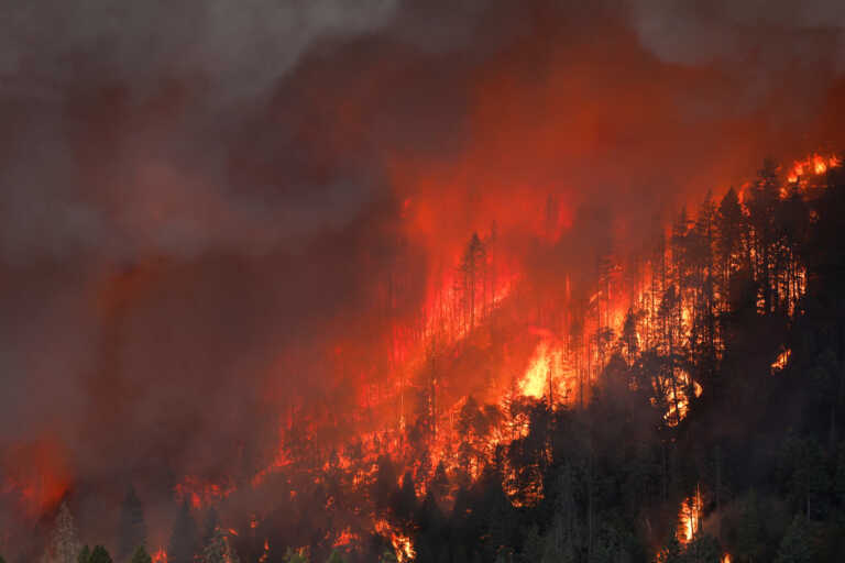 Πύρινη «κόλαση» στην Καλιφόρνια: Χιλιάδες άνθρωποι εγκαταλείπουν τα σπίτια τους – Ανεξέλεγκτη μαίνεται η φωτιά