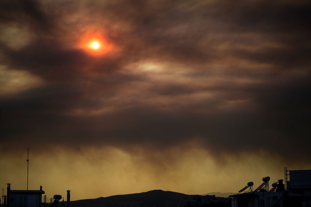 Φωτιά στην Εύβοια: Ο καπνός κάλυψε τον ουρανό της Αττικής – Απόκοσμες εικόνες