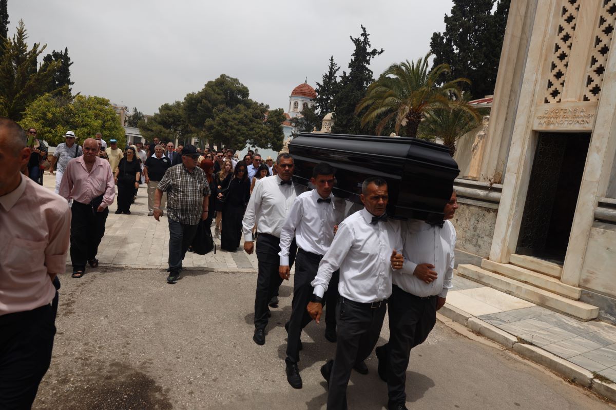 Τραγωδία στη Λαμία: Υπάλληλος του δήμου ξεψύχησε στον τάφο που είχε σκάψει για κηδεία