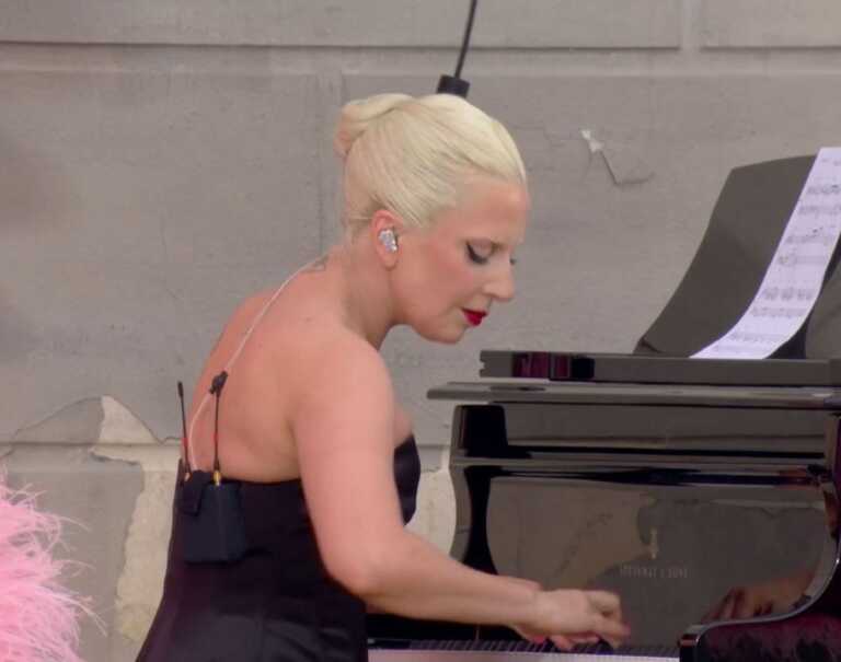 Η εντυπωσιακή Lady Gaga στην τελετή έναρξης των Ολυμπιακών Αγώνων – Τραγούδησε σε άπταιστα γαλλικά