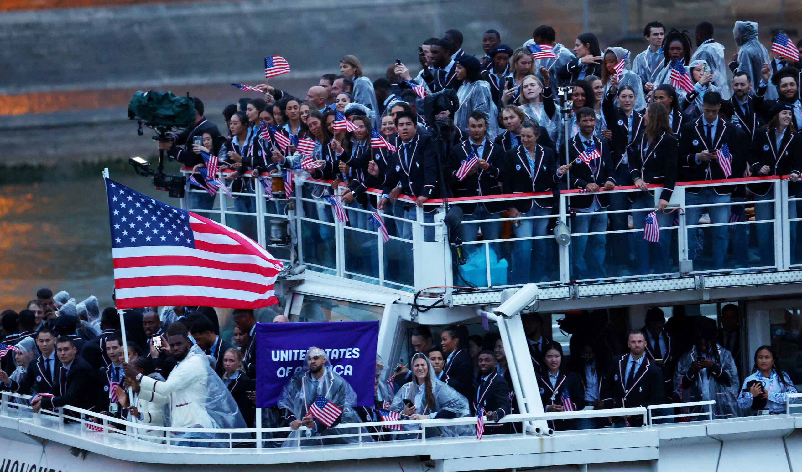 Ο Λεμπρόν Τζέιμς τράβηξε τα βλέμματα πάνω του στην είσοδο των ΗΠΑ στην τελετή έναρξης των Ολυμπιακών Αγώνων