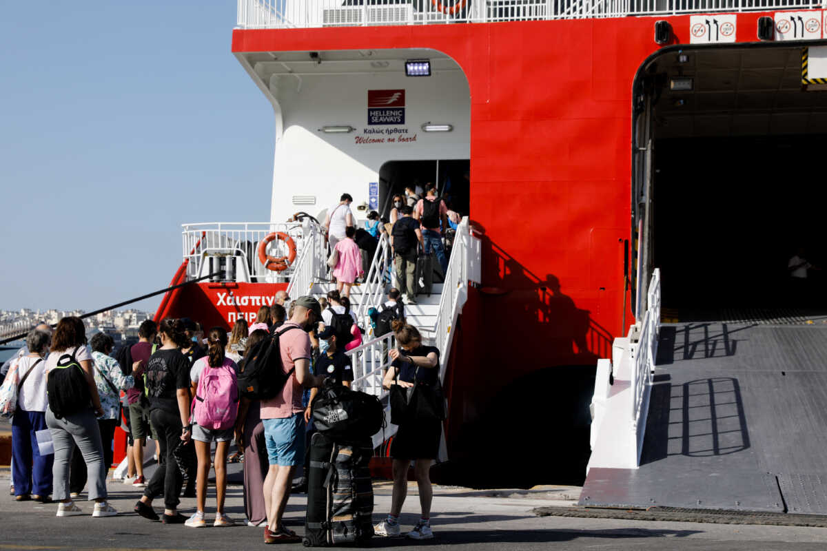 Γεμάτα αναχωρούν τα πλοία από τα λιμάνια για Κυκλάδες, Δωδεκάνησα και Αργοσαρωνικό – Όπου φύγει φύγει οι αδειούχοι του Ιουλίου