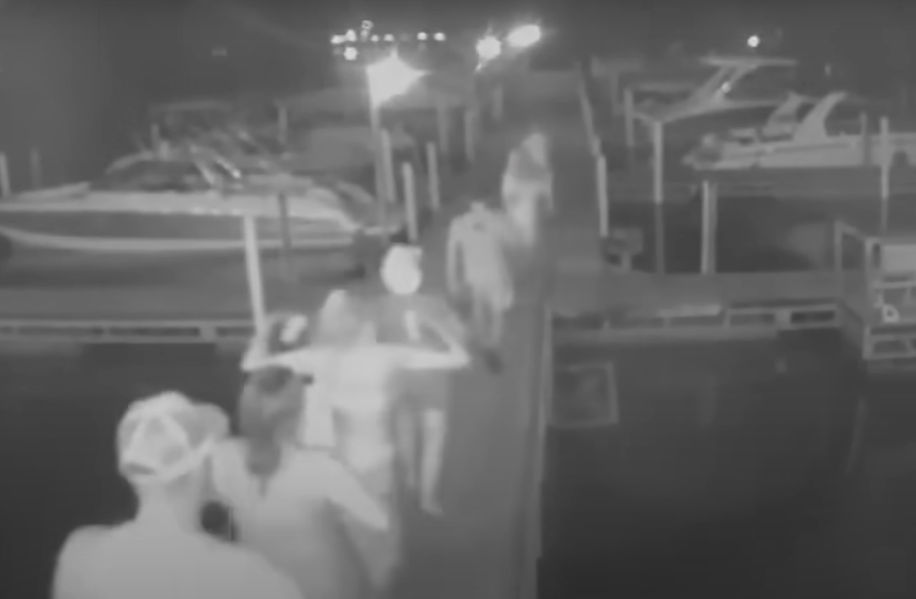 Πέταξαν σερβιτόρα σε λίμνη στο Μιζούρι γιατί τους ζήτησε να πληρώσουν – Εξοργιστικό βίντεο