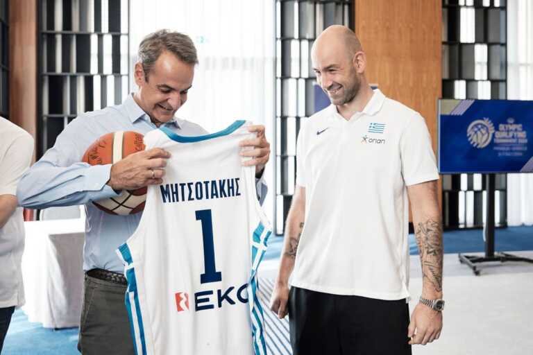 Ο Κυριάκος Μητσοτάκης συναντήθηκε με την Εθνική Μπάσκετ:  Οι ευχές για το Προολυμπιακό, η υπογεγραμμένη φανέλα και η μπάλα