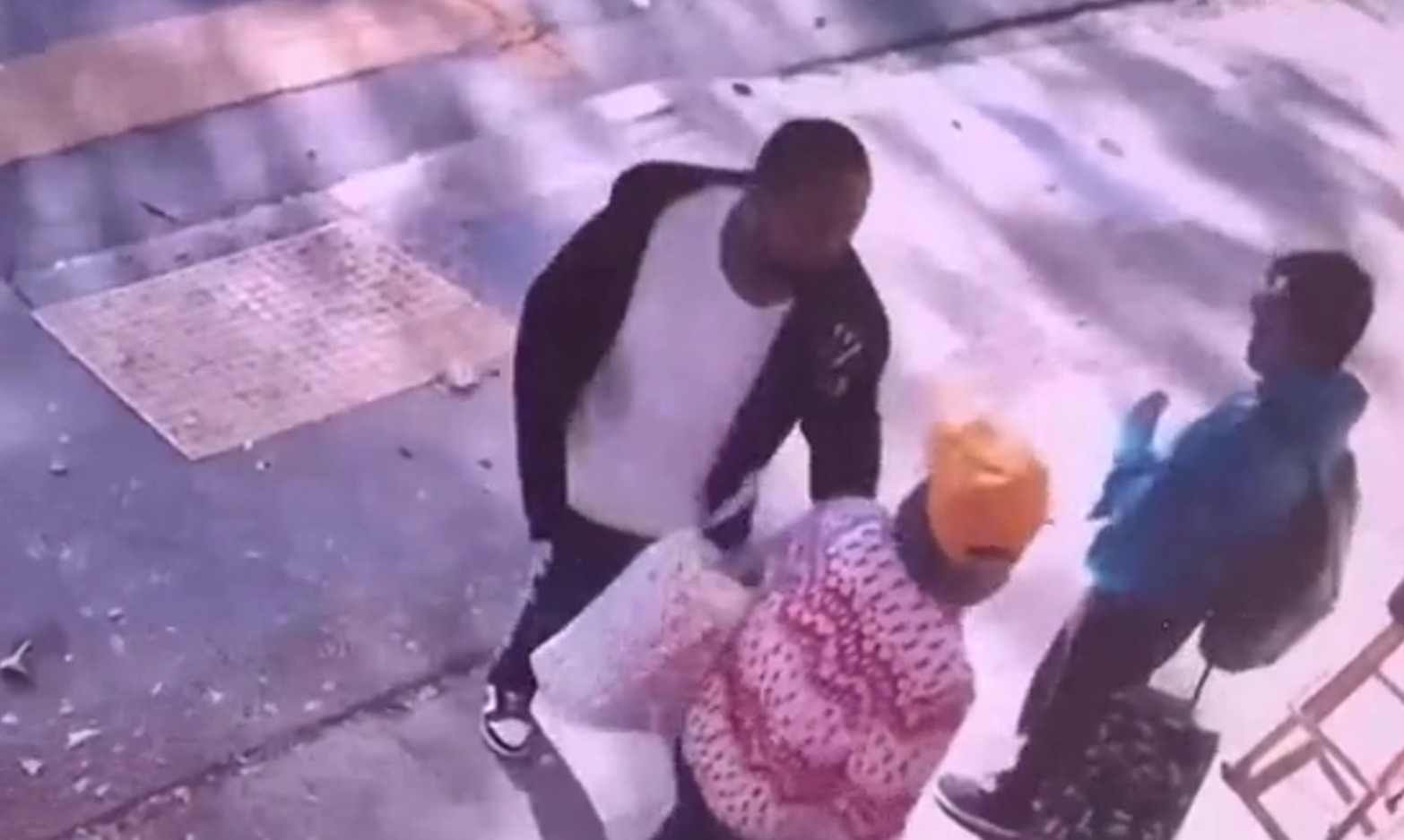 ΗΠΑ: Βίντεο από άγρια επίθεση άνδρα σε ηλικιωμένη στο Όκλαντ – Την χτύπησε στο κεφάλι και της έκλεψε την τσάντα
