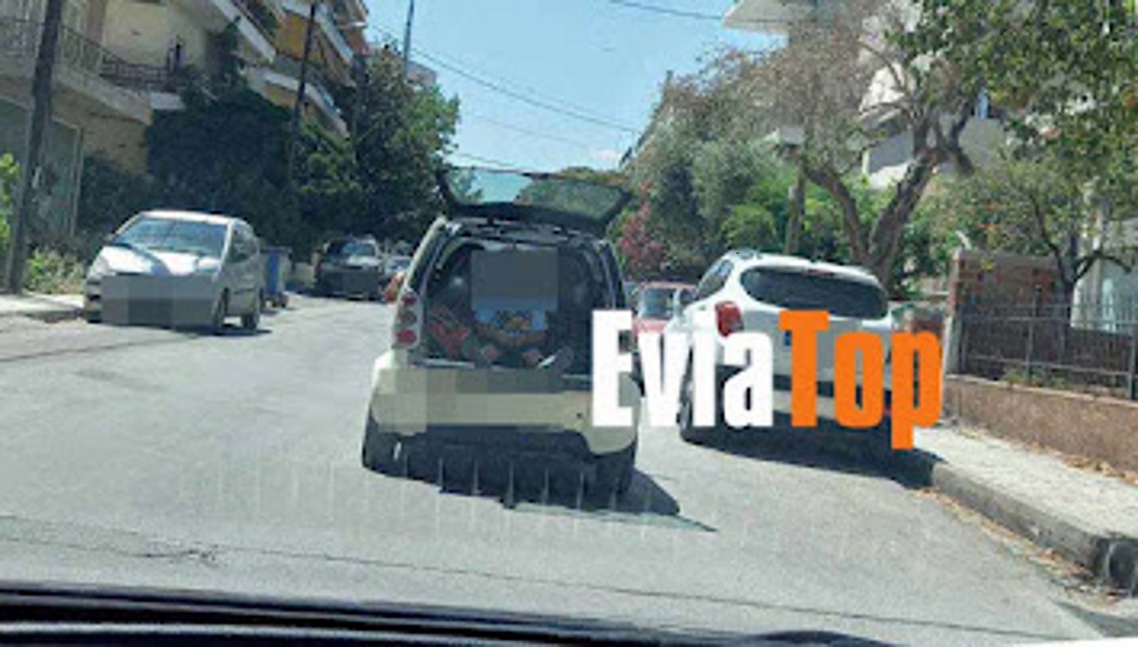Χαλκίδα: Παιδί κάθεται πίσω από ανοιχτό πορτ μπαγκάζ σε αυτοκίνητο που κινείται