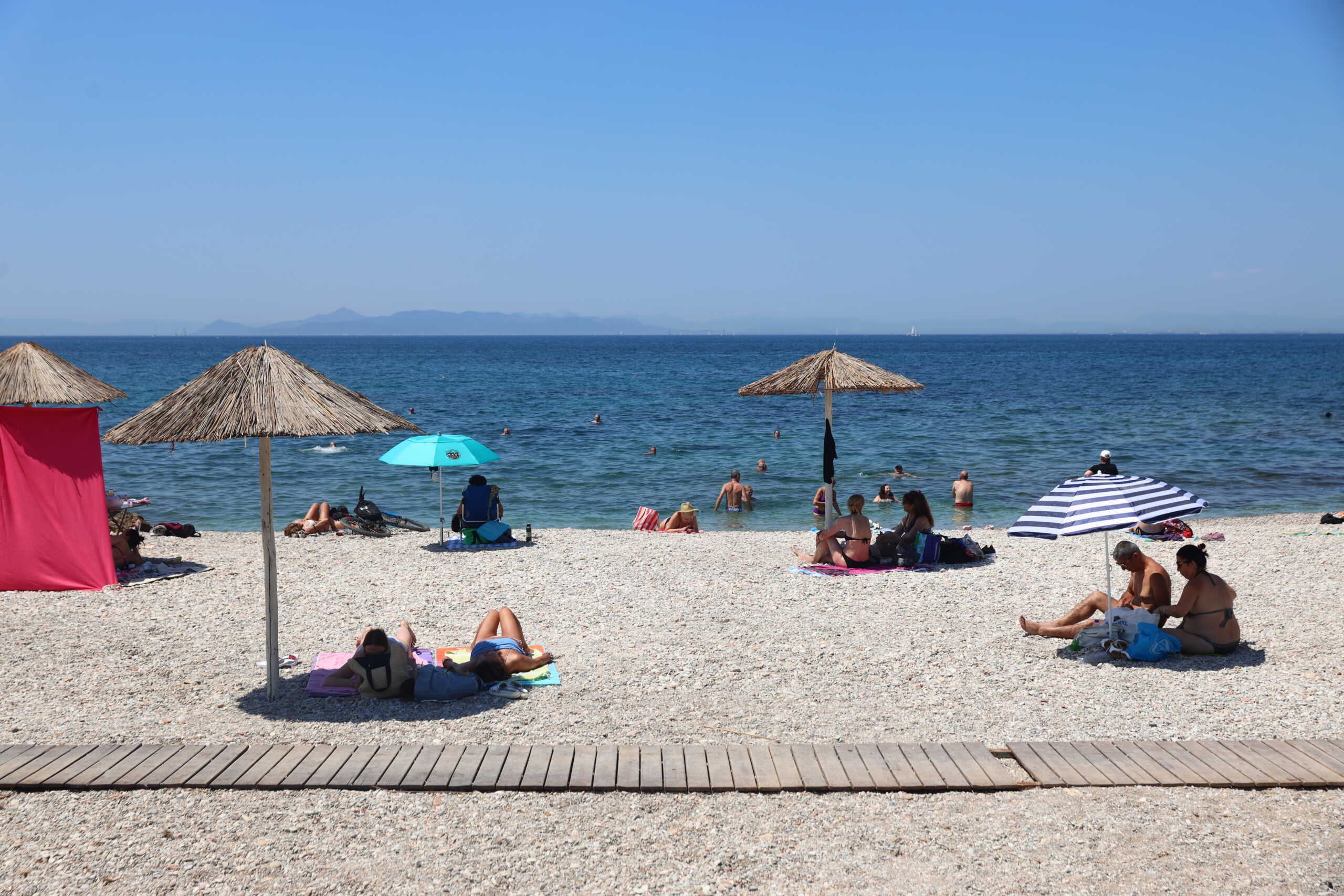 Στιγμιοτυπο από παραλία της Αττικής, Κυριακή 9 Ιουνίου 2024. 
(ΓΙΑΝΝΗΣ ΠΑΝΑΓΟΠΟΥΛΟΣ