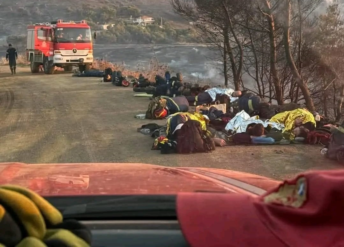 Φωτιά στην Κερατέα: Συγκλονίζει η φωτογραφία με τους εξαντλημένους πυροσβέστες