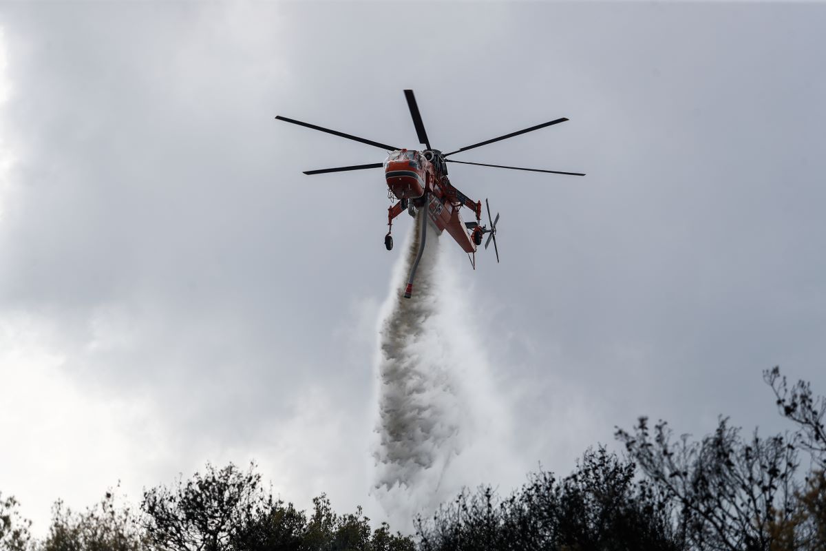 Φωτιά στη Λεωφόρο Κορωπίου, κινητοποιήθηκαν 27 πυροσβέστες και 2 ελικόπτερα