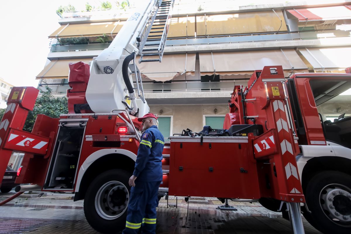 Φωτιά σε διαμέρισμα στη Νίκαια: Eπιχειρούν 18 πυροσβέστες – Δεν υπάρχουν εγκλωβισμένοι
