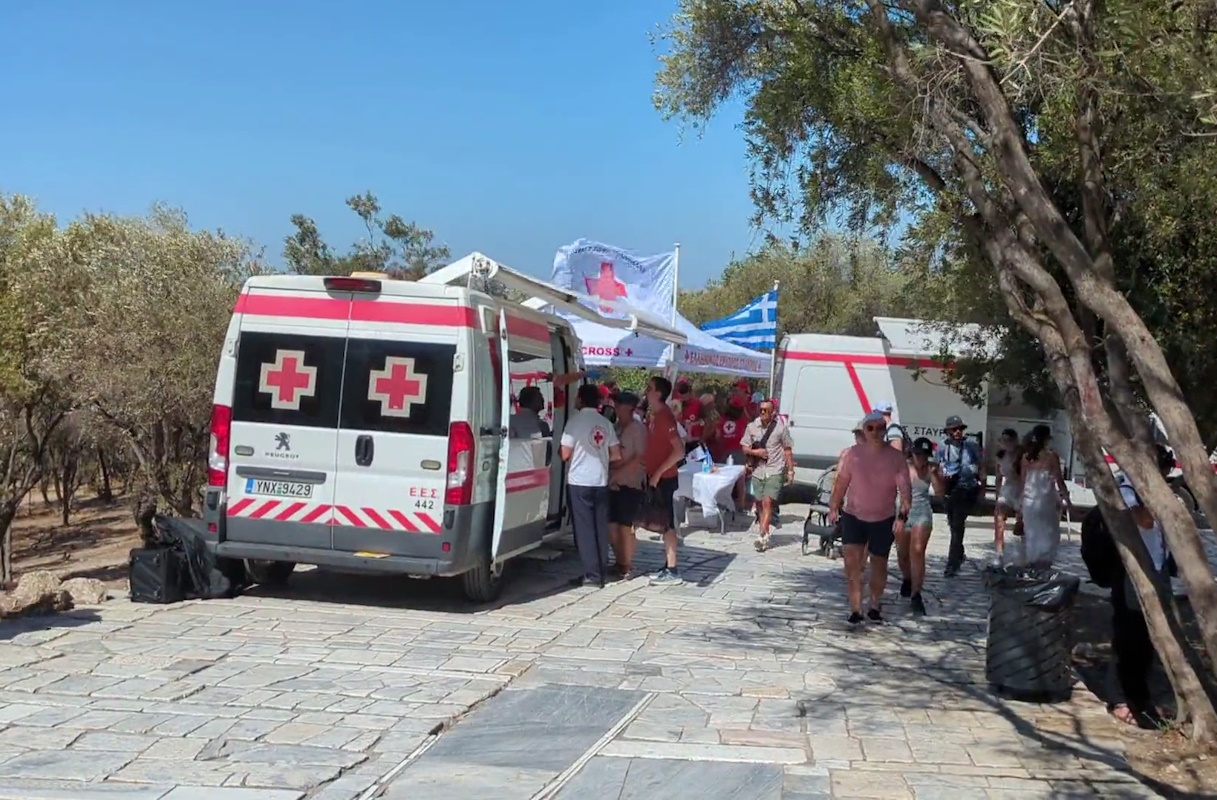 Ο καύσωνας προκάλεσε περιστατικά θερμοπληξίας στην Ακρόπολη – Μοιράζει νερά ο Ερυθρός Σταυρός