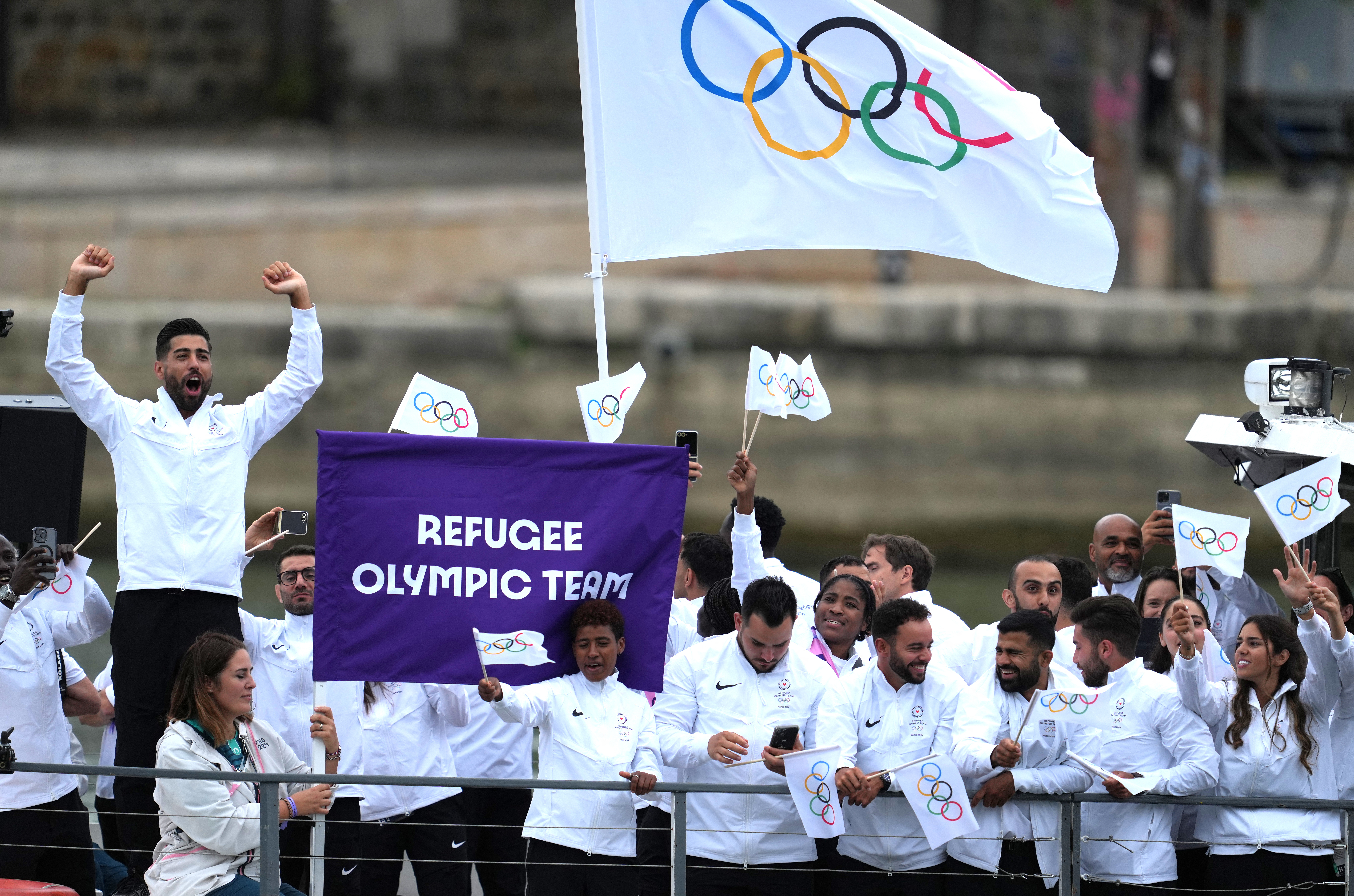 Τελετή έναρξης Ολυμπιακών Αγώνων: Η συγκινητική στιγμή της εισόδου της ομάδας των προσφύγων