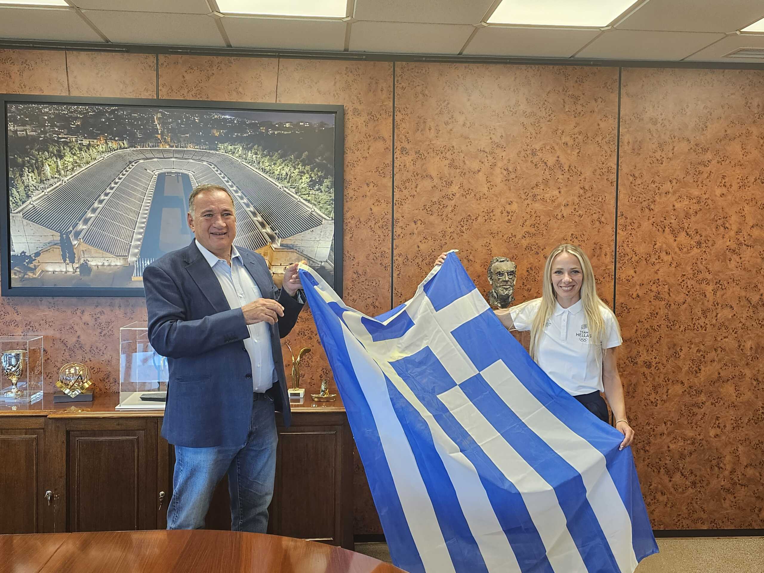 Ολυμπιακοί Αγώνες 2024: Η Αντιγόνη Ντρισμπιώτη παρέλαβε την ελληνική σημαία από τον πρόεδρο της ΕΟΕ