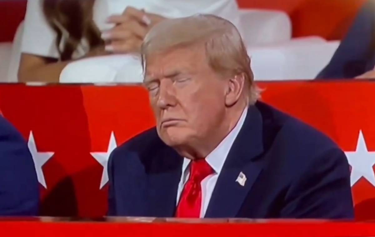 Ο Ντόναλντ Τραμπ αποκοιμήθηκε στο συνέδριο των Ρεπουμπλικάνων – Viral βίντεο με τον «SleepyDon»