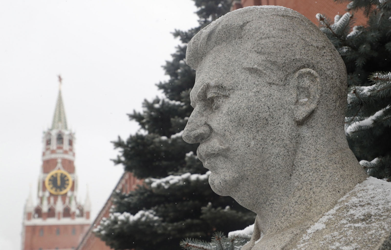 Ρωσία: Άνδρας «έκοψε» το κεφάλι προτομής του Στάλιν στη Μόσχα
