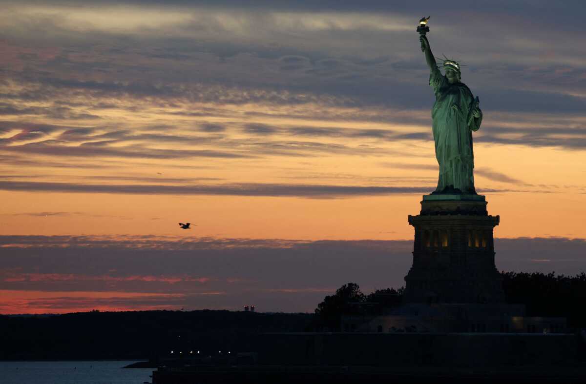 Νέα Υόρκη: Μετεωρίτης πέρασε ξυστά από το Άγαλμα της Ελευθερίας και διαλύθηκε