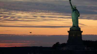 Νέα Υόρκη: Μετεωρίτης πέρασε ξυστά από το Άγαλμα της Ελευθερίας και διαλύθηκε
