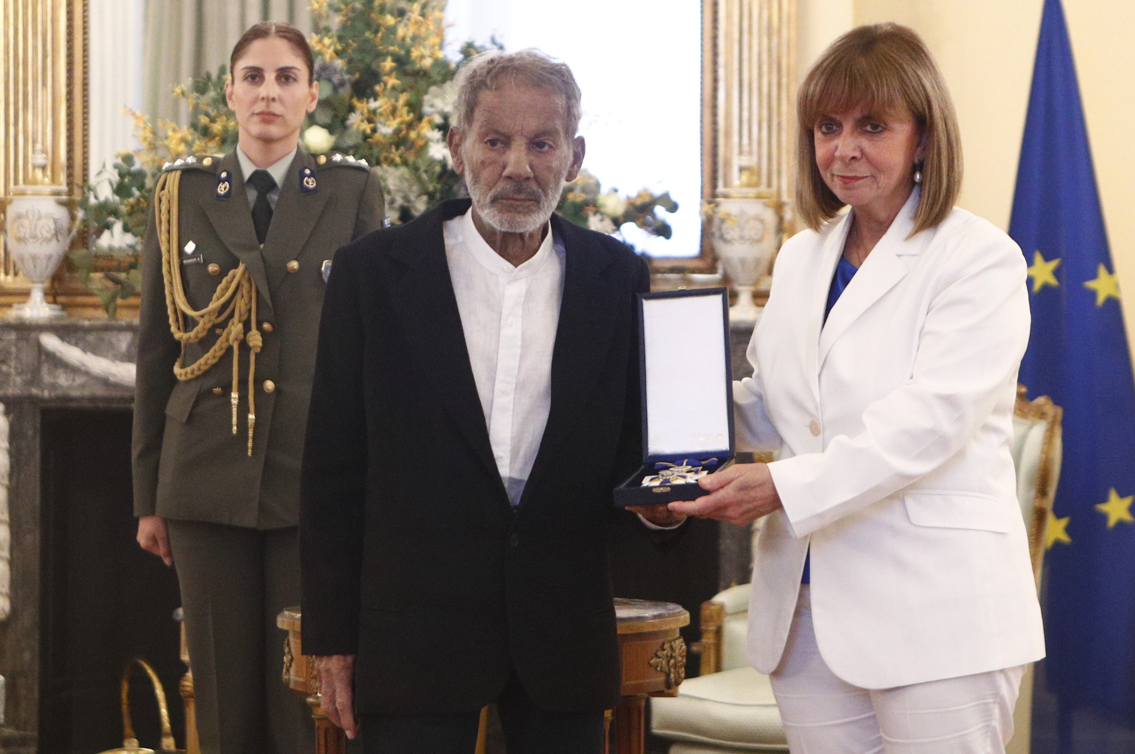 Ο Σταύρος Ξαρχάκος έλαβε το παράσημο του Ανώτερου Ταξιάρχη Τάγματος της Τιμής από την Κατερίνα Σακελλαροπούλου