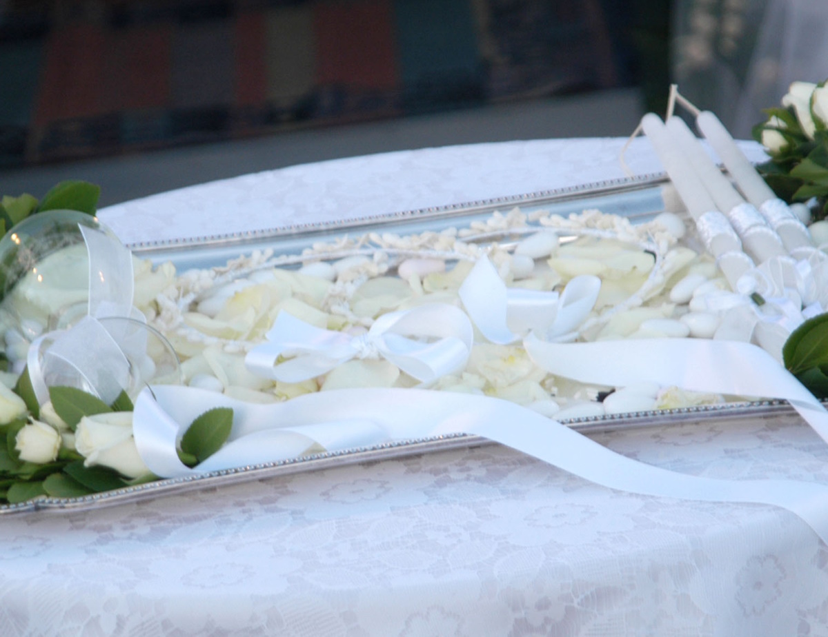 Λήμνος: Μάζεψαν με φτυάρι και καρότσι πιάτα και λουλούδια που έριξαν σε νύφη στον γάμο της