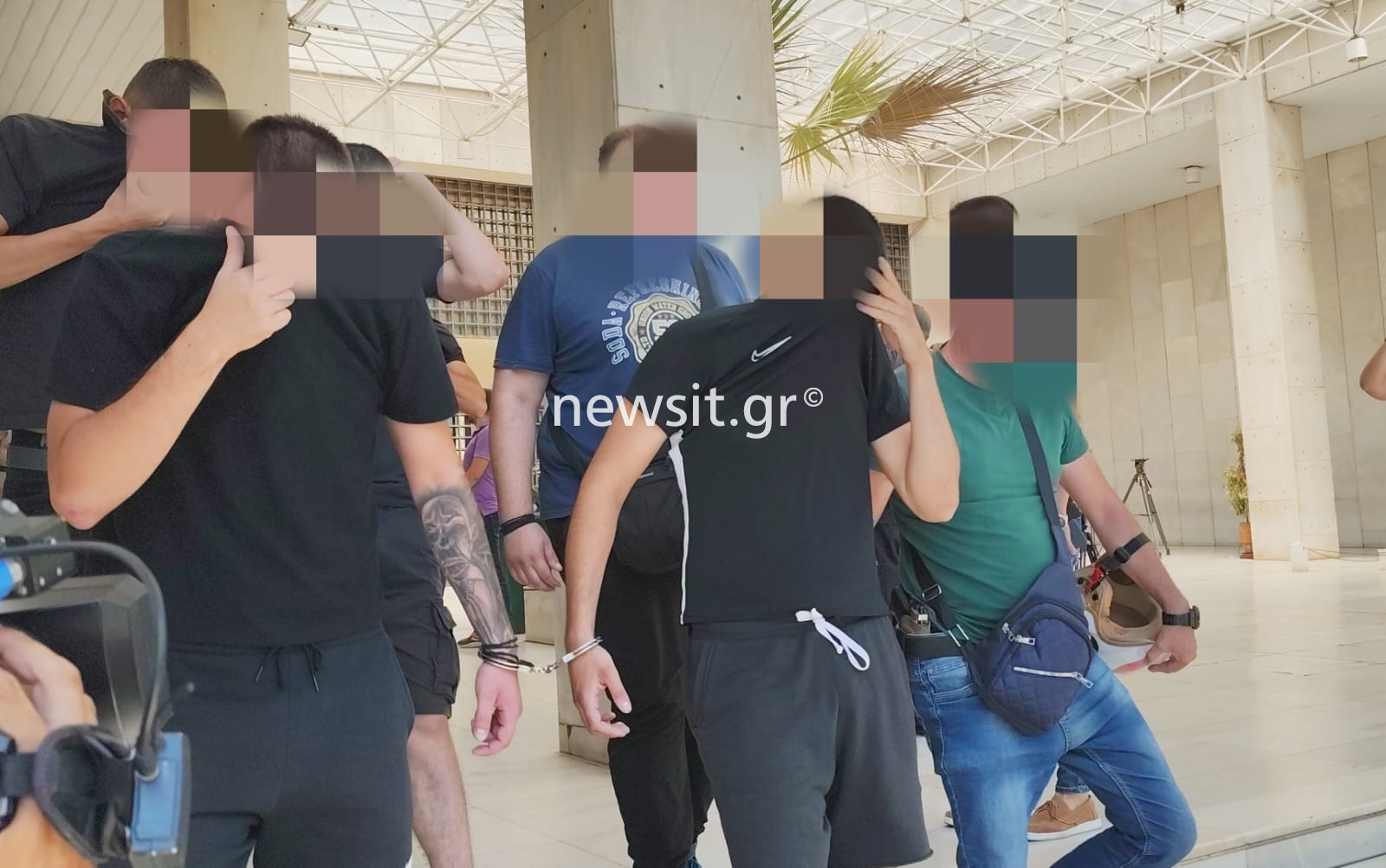 Δίωξη για πέντε κακουργήματα στους 74 συλληφθέντες για τα επεισόδια έξω από το γήπεδο του Παναθηναϊκού