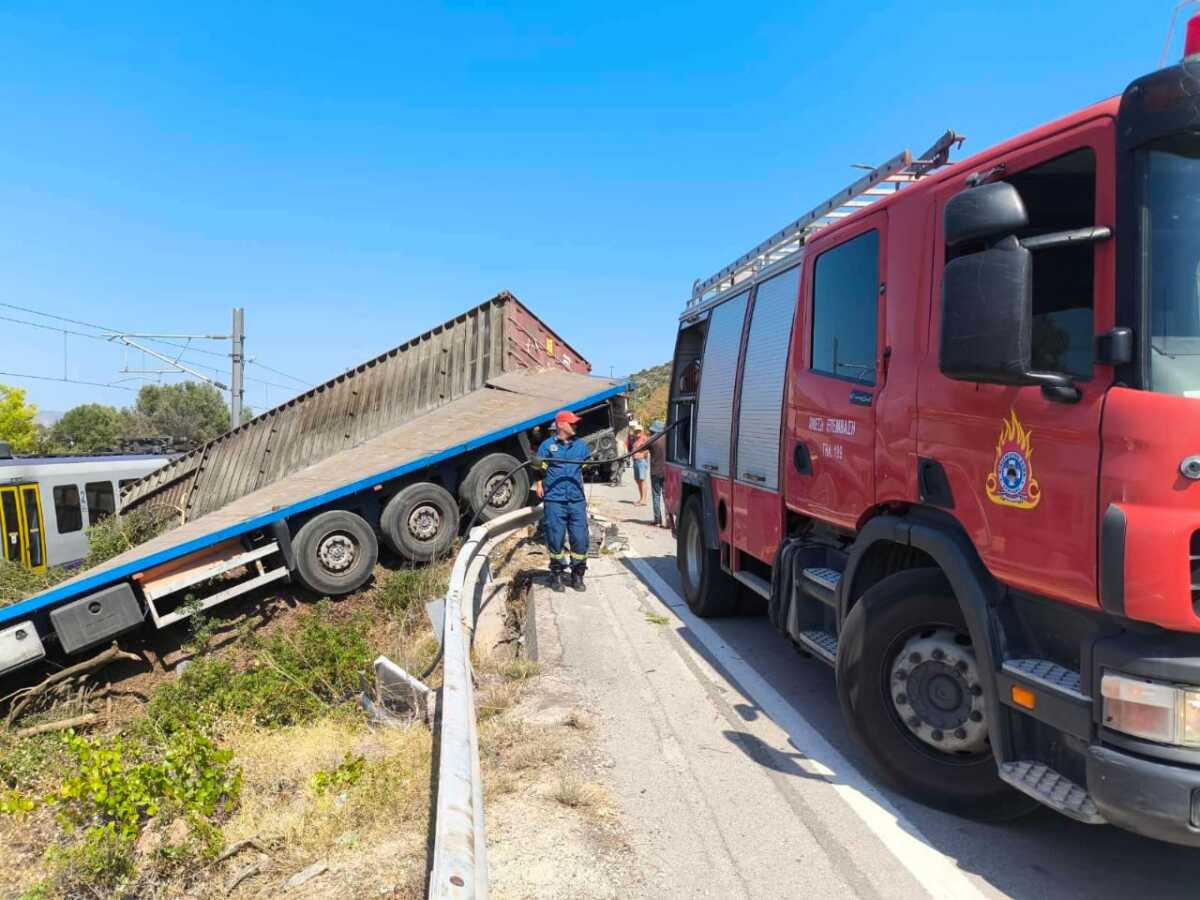 Χαλκίδα: «Έσκασε το λάστιχο» είπε ο οδηγός του φορτηγού που συγκρούστηκε με τρένο στην Αυλίδα