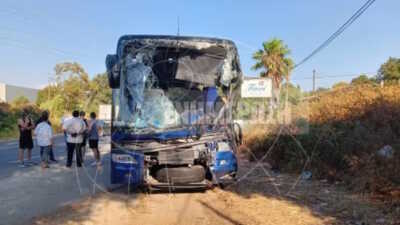 Τροχαίο στην Κέρκυρα: Το λεωφορείο σφηνώθηκε στο σταθμευμένο φορτηγό, νεκρός ο οδηγός