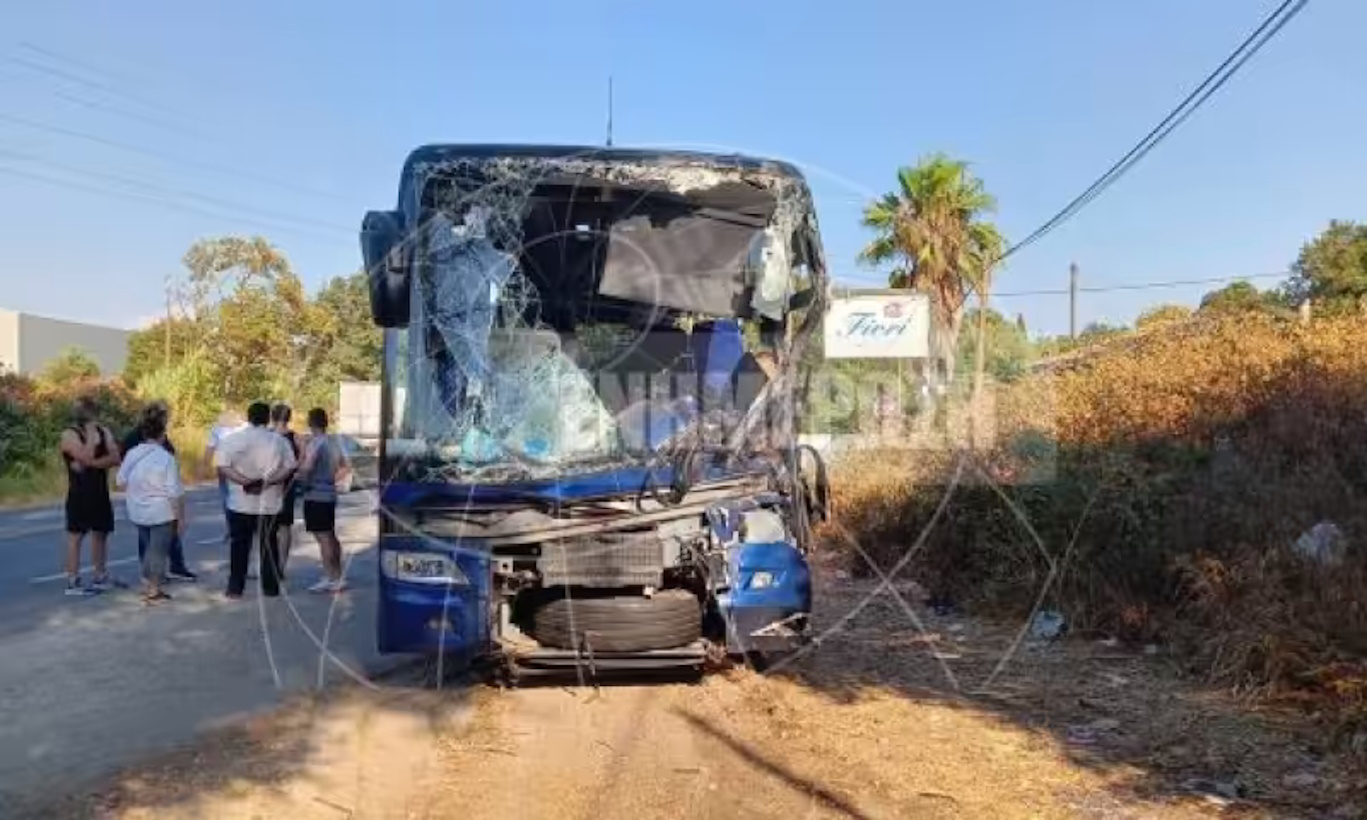 Τροχαίο στην Κέρκυρα: Το λεωφορείο σφηνώθηκε στο σταθμευμένο φορτηγό, νεκρός ο οδηγός