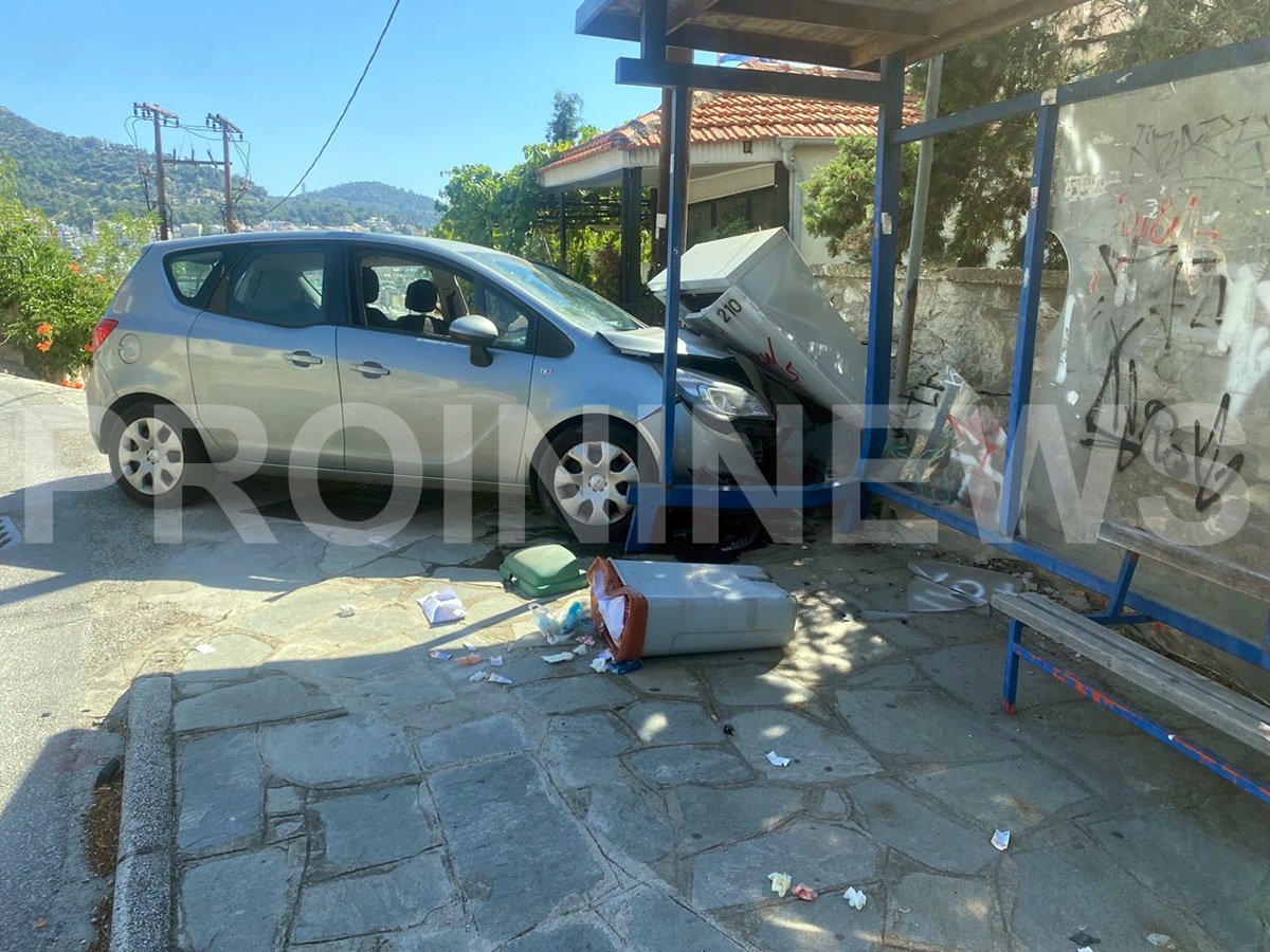 Τροχαίο στην Καβάλα: Εικόνες από το αυτοκίνητο που καρφώθηκε δίπλα από στάση λεωφορείου