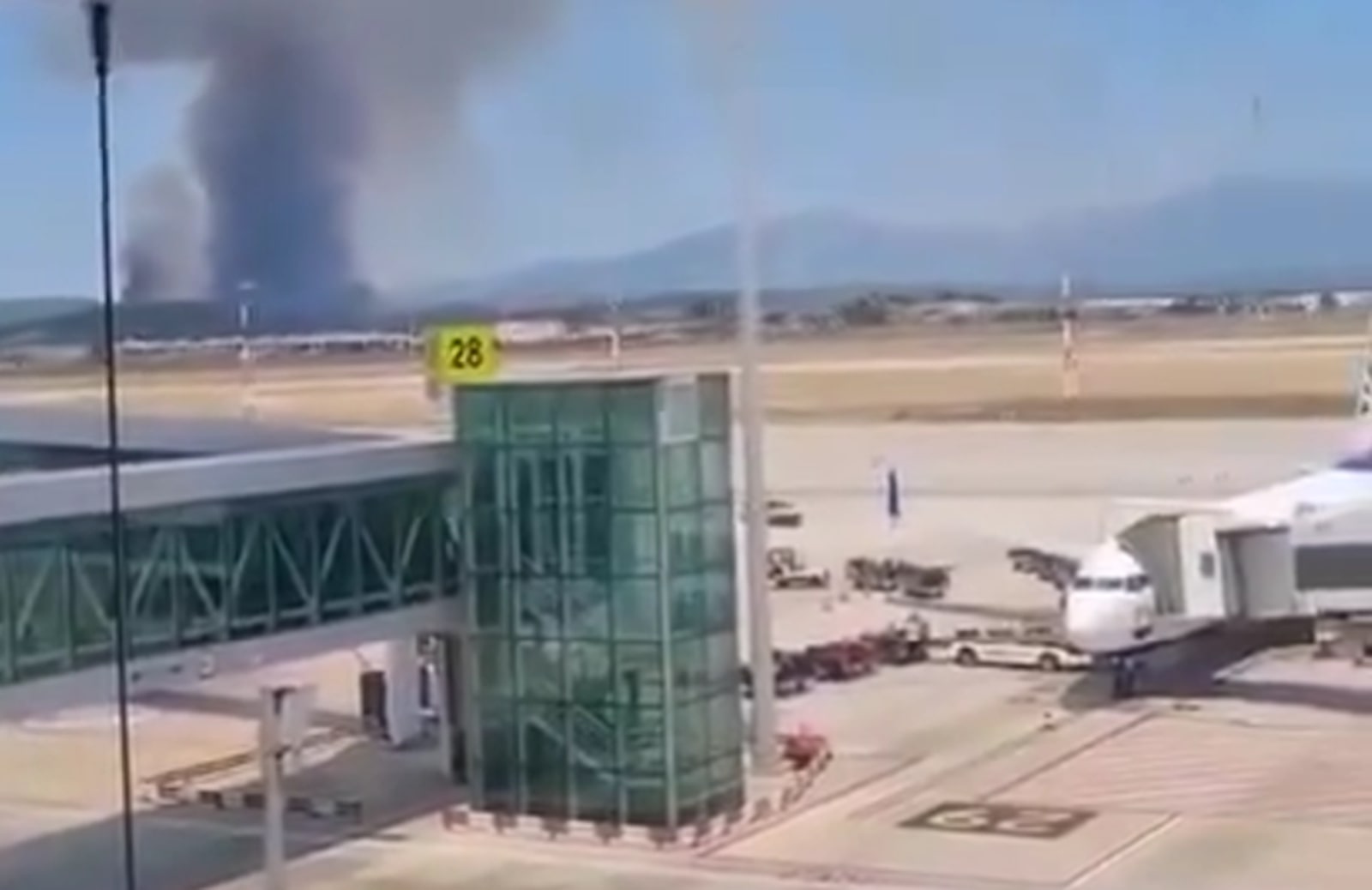Τουρκία: Προσωρινά κλειστό το αεροδρόμιο της Σμύρνης λόγω δασικής πυρκαγιάς